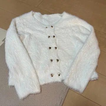 화이트 퍼 가디건 하트 버튼