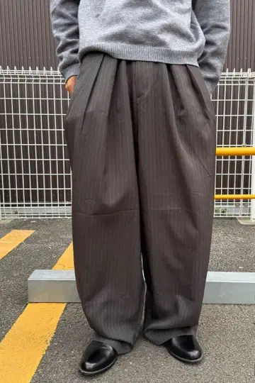 버클 스트라이프 슬랙스