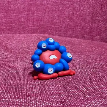 빨간 미야쿠미야쿠 기어가는 포즈