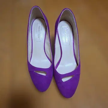 오데트 에 오딜 보라색 컷 아웃 펌프스