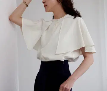 새상품 케이프 블라우스 화이트