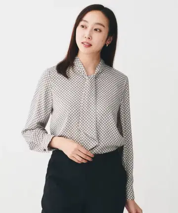 UNTITLED [보타이/출퇴근 수트/오피스] 스퀘어 프린트 블라우스