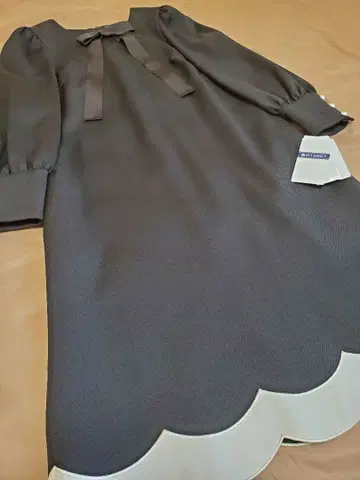 엠즈 그레이시 미사용 새상품 리본 포함 밑단 스캘럽 원피스 42