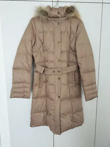 베이지 후드 부착 다운 자켓