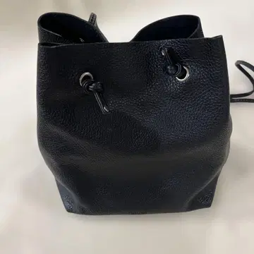 태스팅 가죽 버킷형 숄더백 블랙