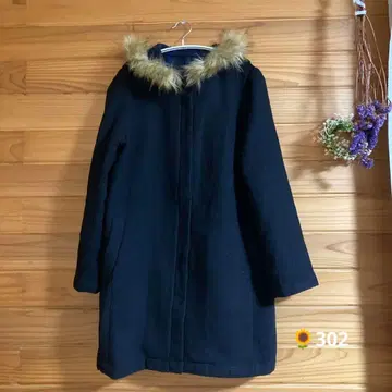 퍼 달린 블랙 푸드코트