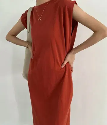 emi 슬리브리스 백 컨셔스 원피스