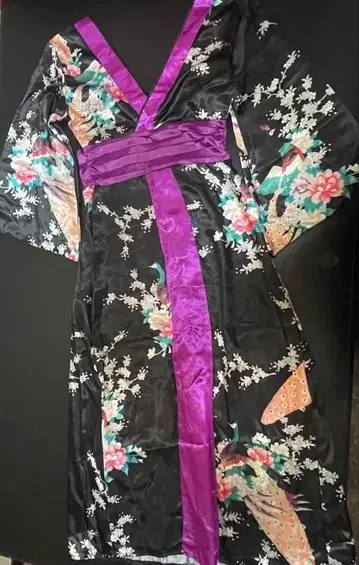 클리어 스톤 기모노 블랙과 보라색 꽃무늬 기모노