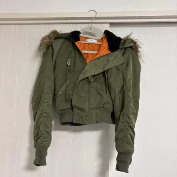 퍼 달린 올리브 그린 크롭 자켓