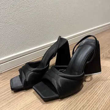 새상품 블랙 스트랩 샌들 와이드 힐 사이즈 38