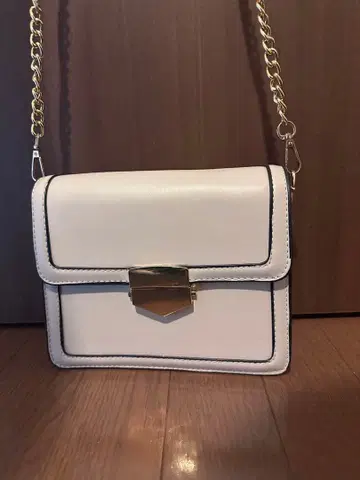 화이트 숄더백 체인 스트랩 포함