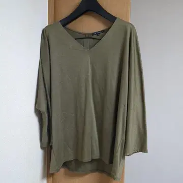 올리브 그린 V넥 긴팔 상의