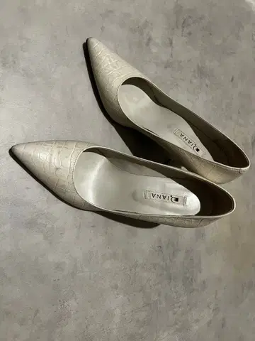 DIANA 크로커다일 무늬 화이트 하이힐