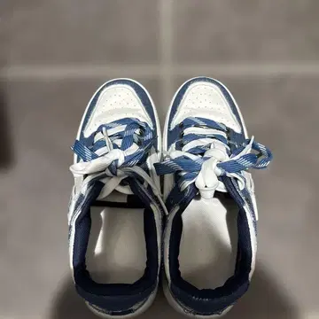 데님/화이트 스니커즈