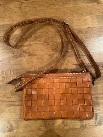 브라운 가죽 뜨개질 숄더백