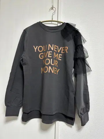 [ MONiLE ] 모니레 어깨 튤 로고 긴팔 티셔츠