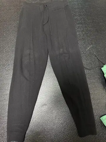 Theory 캐시미어 블랙 조거 팬츠