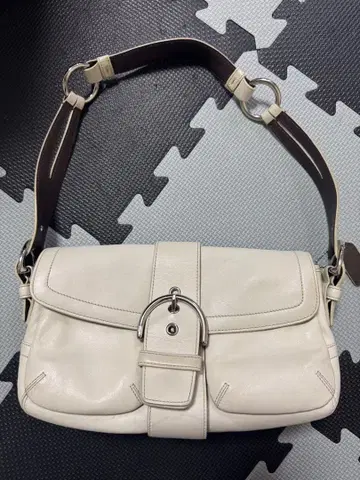 화이트 가죽 숄더백