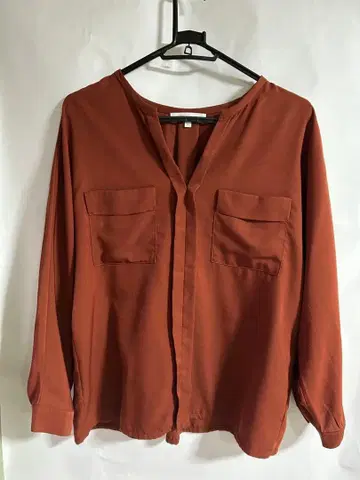 LE JUN 옷깃 없는 긴팔 블라우스 포켓 부착