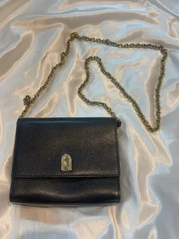 훌라 현행 숄더백 아치 로고 체인 가죽 블랙