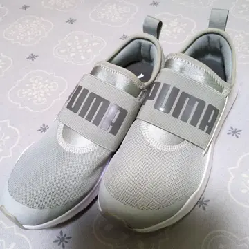 PUMA 그레이 스트랩 스니커즈