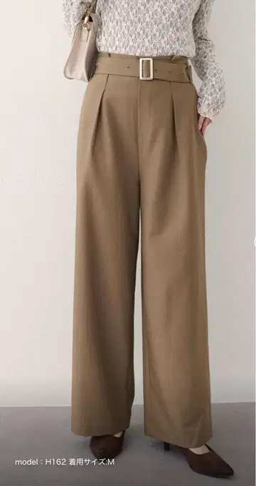 내추럴 쿠튀르 버클 벨트 부착 턱 팬츠