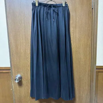 BABYLONE 다크 그레이 플레어 롱 스커트