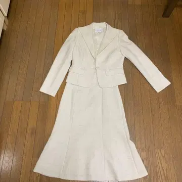 그라세리아의 아이보리 원피스 수트 테일러드 자켓