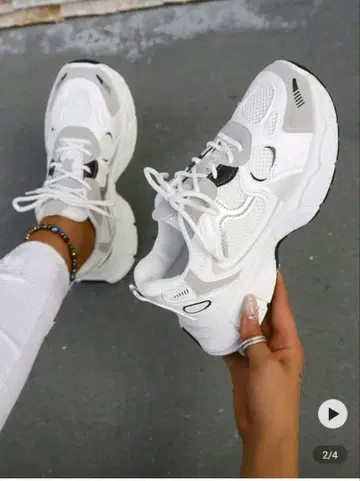 화이트 스포츠 스니커즈