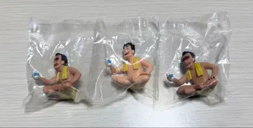 나체의 남성 피규어 3개 세트