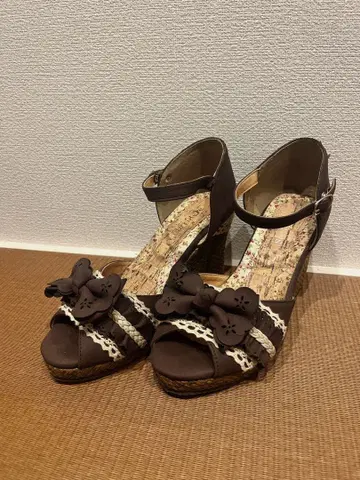 브라운 꽃 장식 샌들