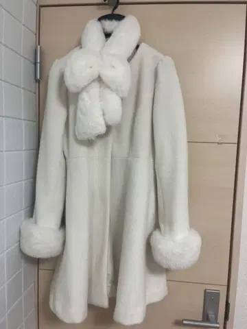 evelyn 화이트 퍼 코트 2022