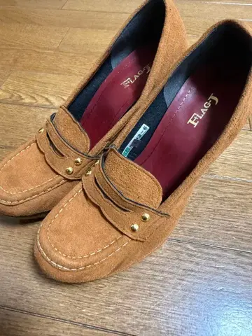 FLAG J 스웨이드 펌프스