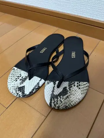 TKEES 스네이크 샌들 37