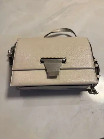 화이트 가죽 플랩 숄더백