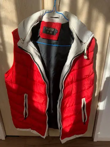 YUEQI 후드 부착 레드 다운 베스트