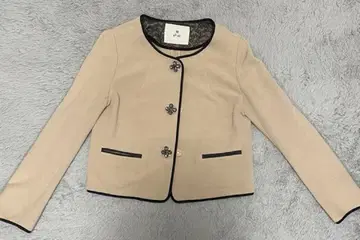 노카라 자켓 베이지 비쥬 부착