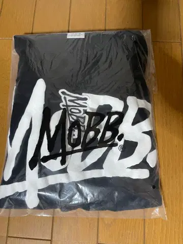 MOBB. 블랙 긴팔 T셔츠