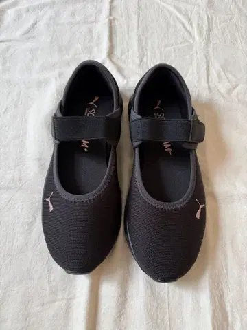 푸마 블랙 플랫슈즈 벨크로 테이프 포함