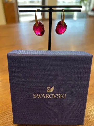 Swarovski 빨간색 드롭형 귀걸이
