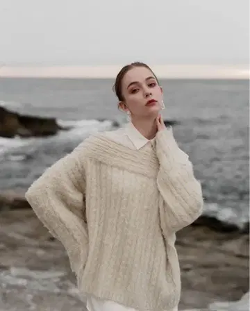 [새상품급] Acka 오프 숄더 니트