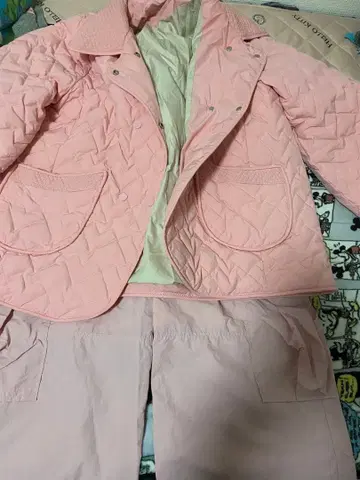 핑크 퀼팅 자켓과 카고 팬츠 세트