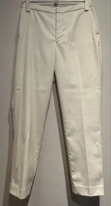 잇츠 인터내셔널 화이트 슬랙스 백 포켓 부착