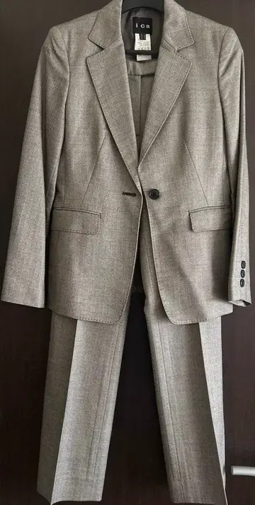 ICB 그레이 울 실크 혼방 수트 셋업