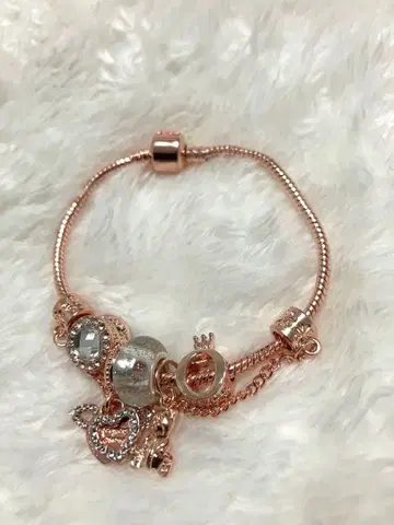 귀여우면서도 고급스러운 반짝반짝 참 팔찌