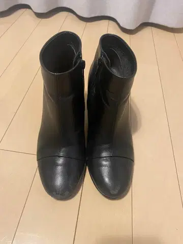 블랙 가죽 중간 힐 부츠