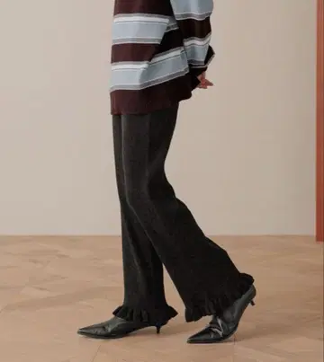 [ 이번 시즌 ] LOWRYS FARM 밑단 프릴 니트 팬츠