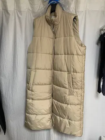 JW ANDERSON 베이지 슬리브리스 다운 자켓