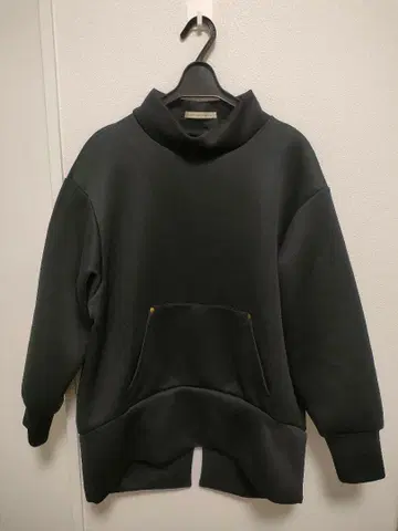 LUCA 하이넥 블랙 맨투맨