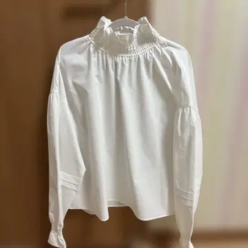 프릴 넥 긴팔 블라우스